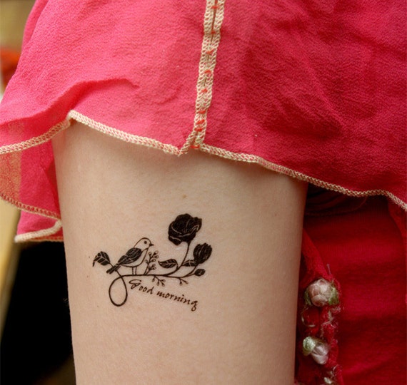 Articles similaires à Glegant poignet tatouage rose et l ...