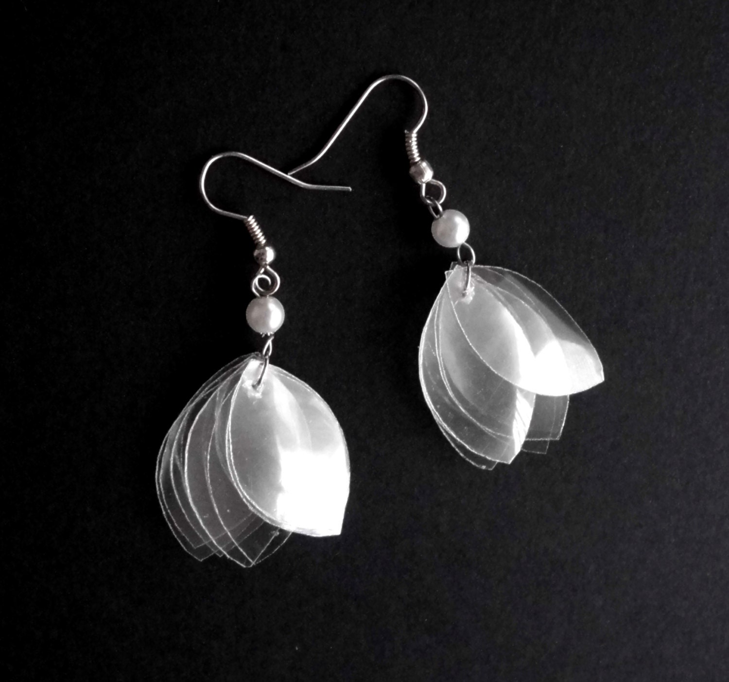 White earrings made of recycled plastic bottle & tiny pearl