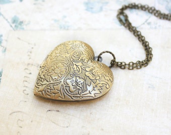 Large Heart Locket Necklace Gold Floral Picture Locket Pendant Vintage Style Long Chain Valentines Day gift For Mom Mothers Girlfriend Women