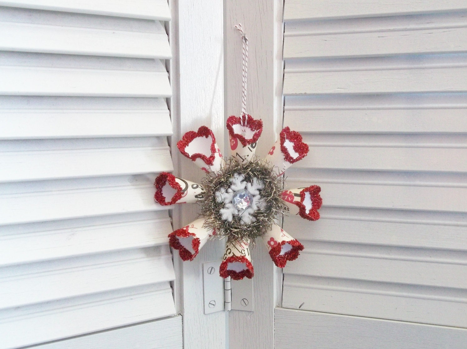 Vintage Retro Victorian Style Cream and Red Star Snowflake Paper Wreath Christmas Ornament Antique Tinsel Garland