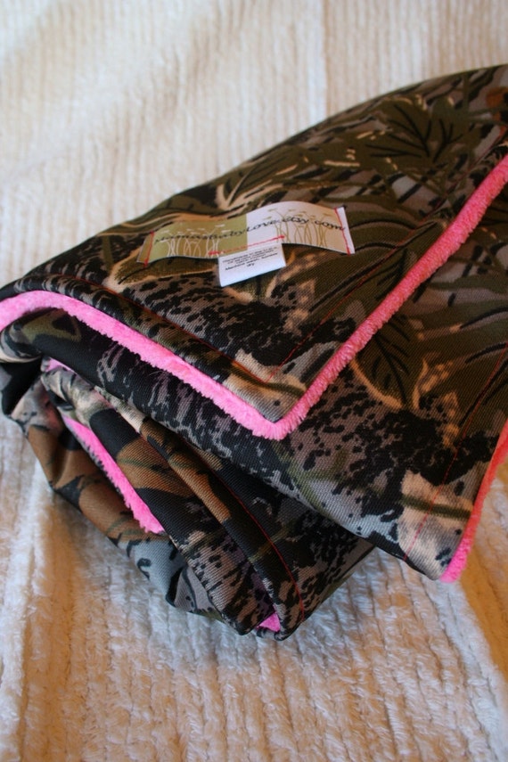 Realtree Camo Blanket and Bubblegum Pink Cuddle Fleece with