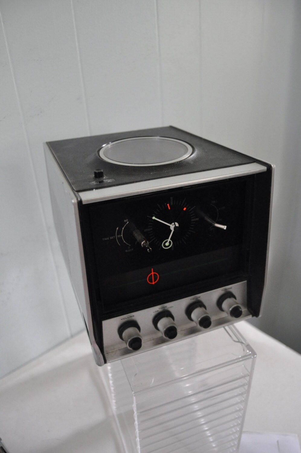 Vintage Modern Clock Radio Space Age Futuristic Simple Minimal