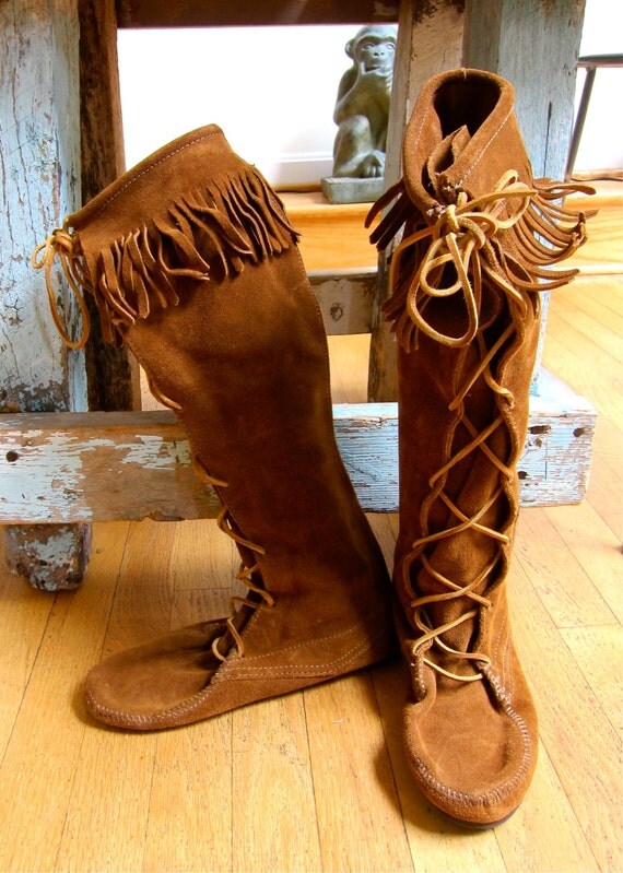 Minnetonka Moccasin Boots Fringed Lace Up Rust Suede Flat