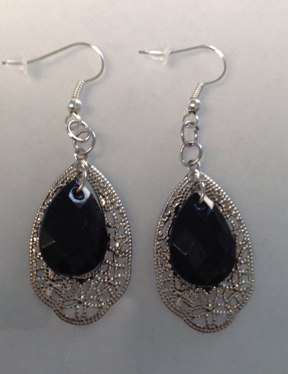 Drop Earrings Silver filagree Black Dangle Earrings. by icusuezq