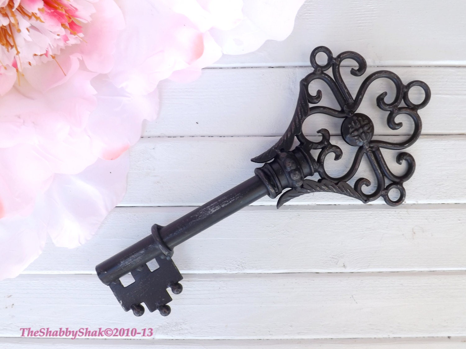 Large Skeleton Key / Metal Wall Decor / Shabby by Theshabbyshak