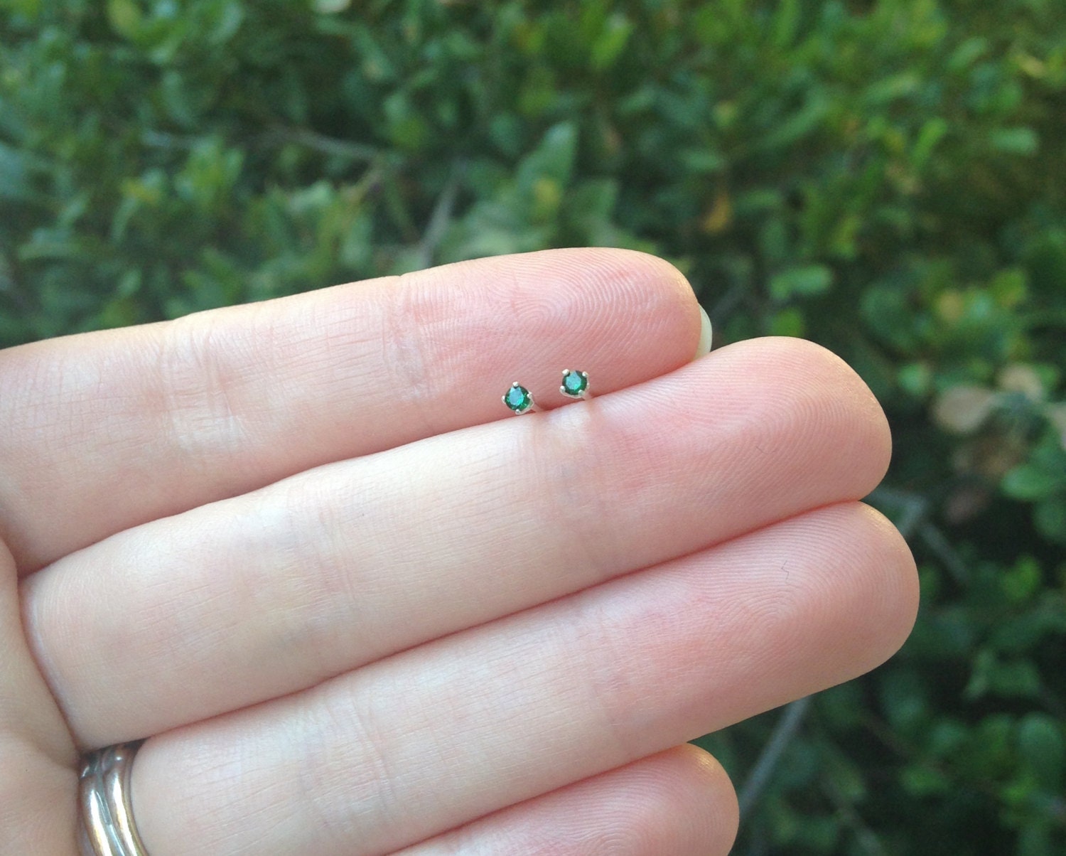 small emerald earrings studs