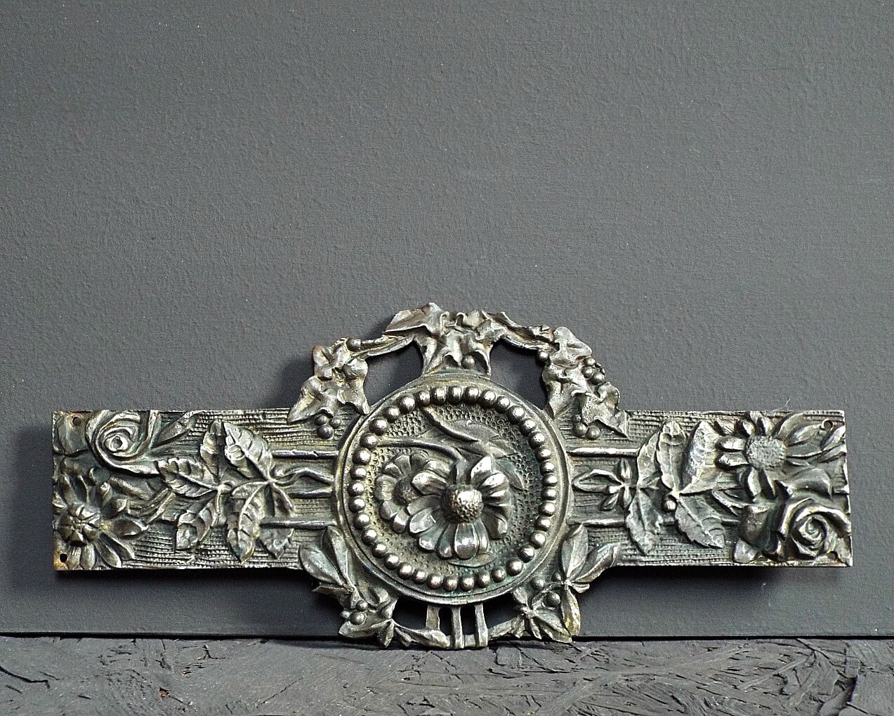 VINTAGE 1930 large decorative escutcheons ornament plate