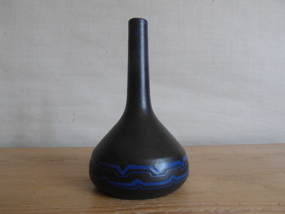 Vase bouteille noir base à rayures bleues Monogramme EH Edward Hald (Suède )mykene Il_570xN.483046870_1799