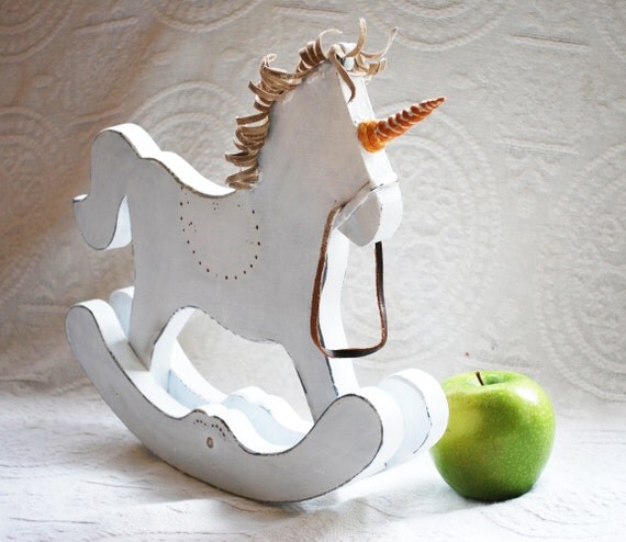 Einhorn schaukelpferd holz phantasievoll von thepaintedkitten