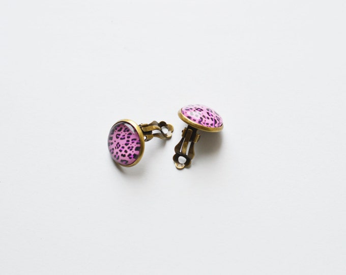 ANIMAL PRINT MEDLEY Round clips brass and glass with pink leopard in retro and vintage style