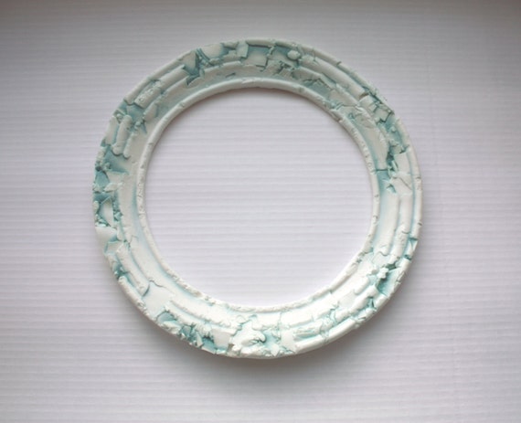 Round frame with white stoneware fine bone china by madebymanos