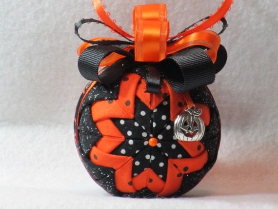 Quilted Halloween Ornament, no sew, sparkle black, orange, and black w/white polka dots fabric, black and orange bow, with pumpkin charm