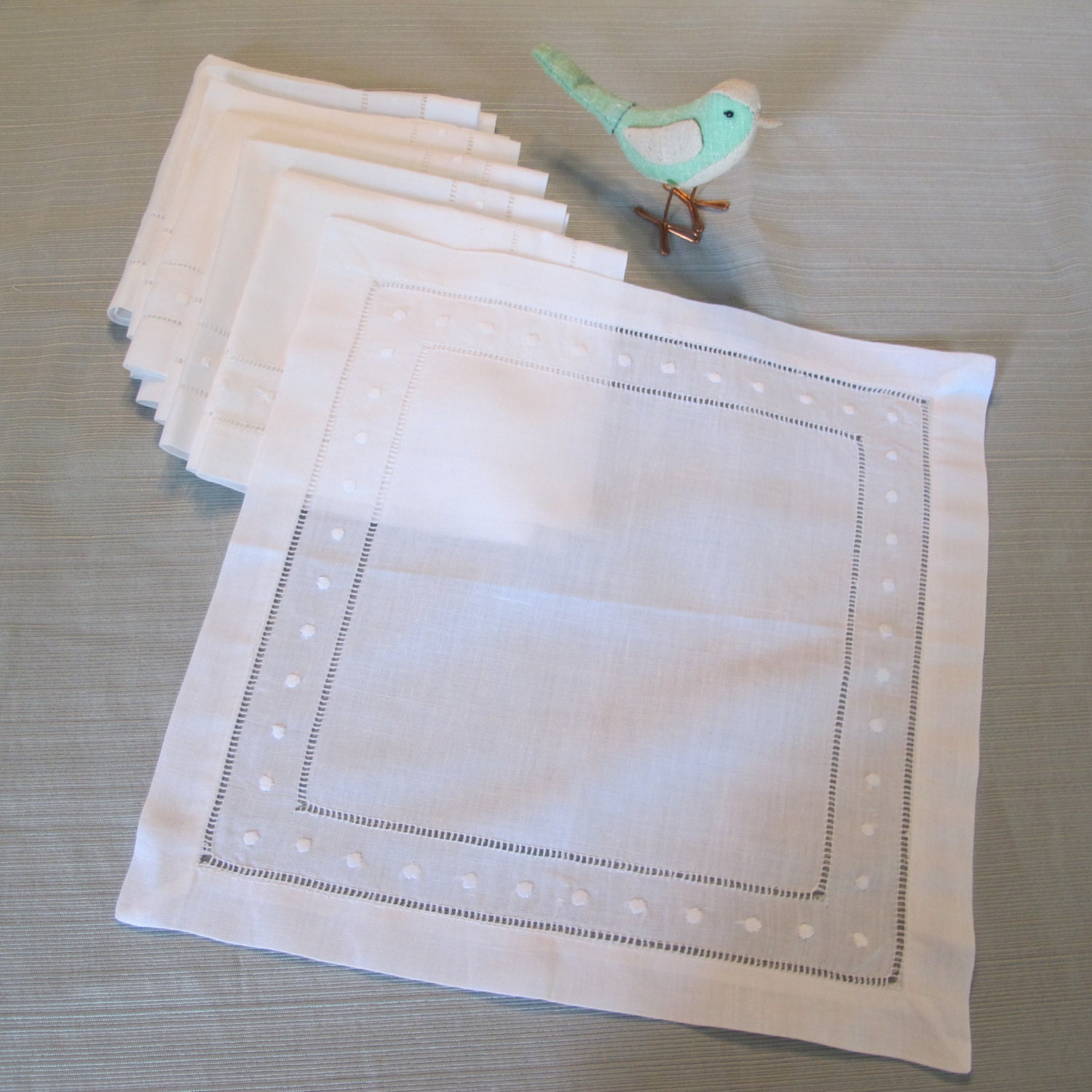 Set of 6 white cotton/linen napkins with embroidered dots and