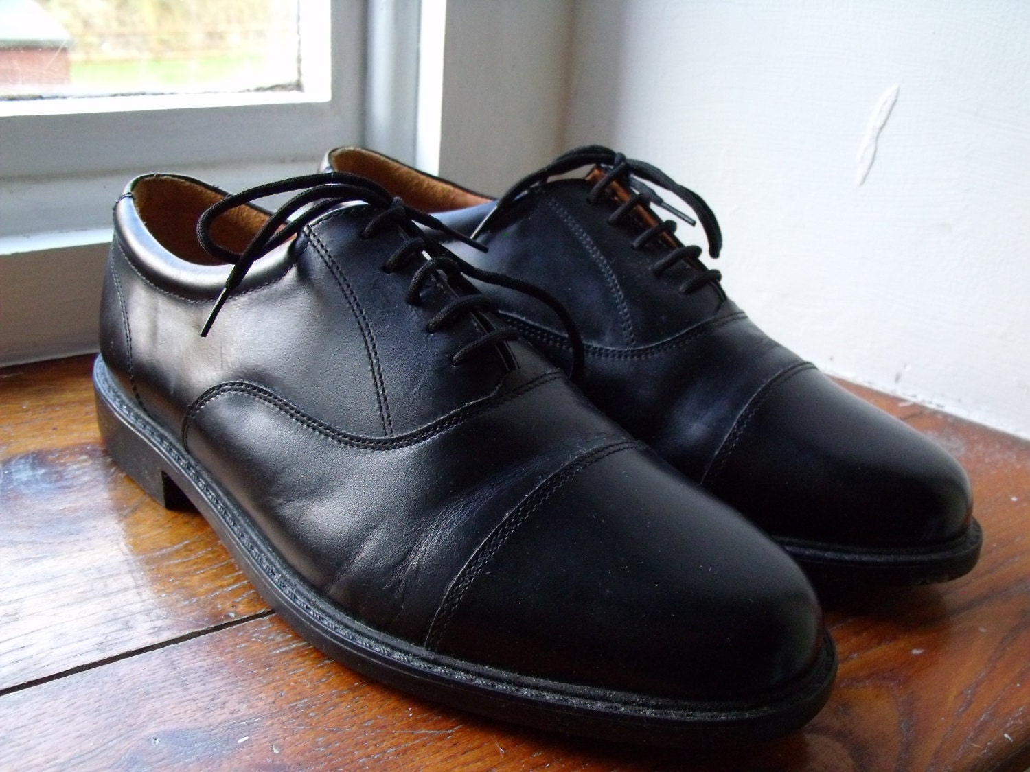 Vintage UK 8 US 9 EU 42.5 black leather lace up shoes. Extra