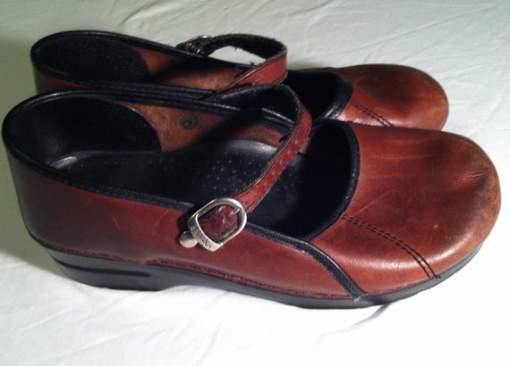 paragon chappal new design