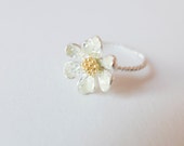 white daisy flower ring, white wedding flower ring, dainty ring, wedding jewelry