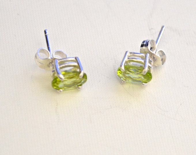 Natural Peridot Studs Earrings, 7x5mm Oval, Set in Sterling Silver E395