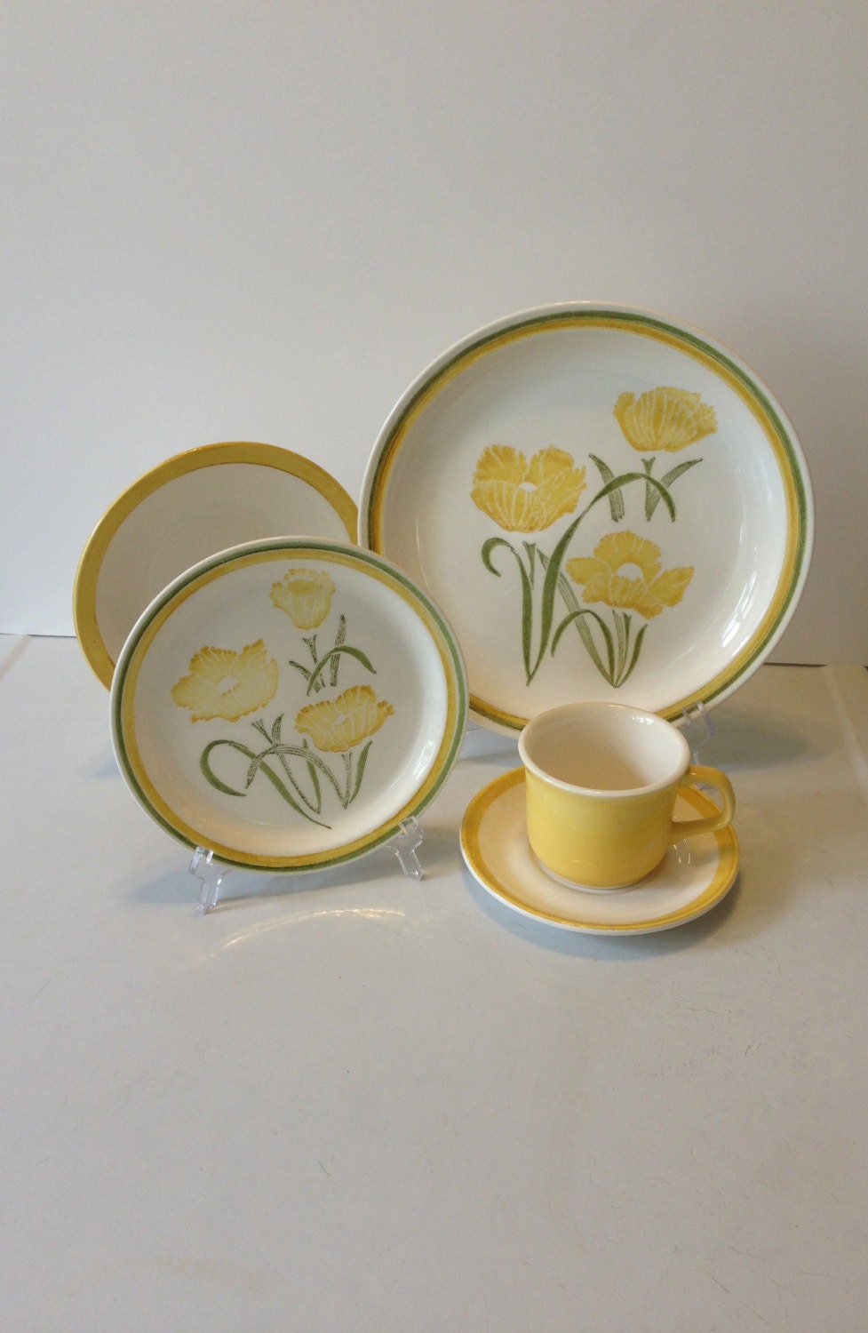 Vintage 20 Piece Jamestown China Dinnerware Set Service for Four