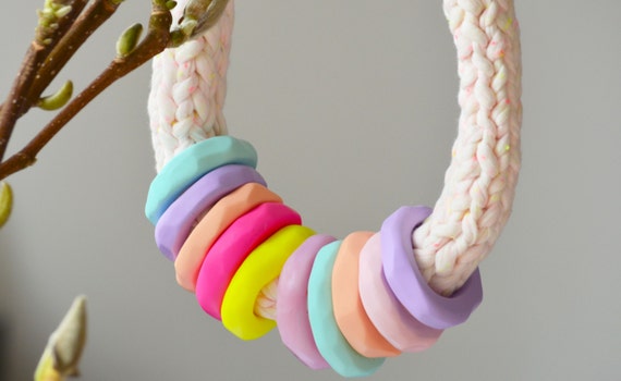 колье из трикотажной пряжи