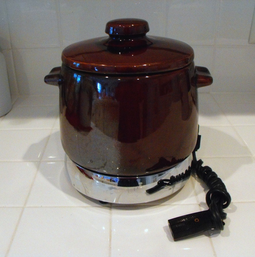 Brown Bean Pot West Bend 2 Quart with Electric Warming Plate