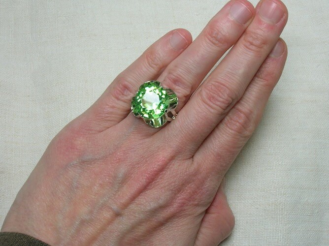Big Uranium Glass Ring Mod era Fluorescent Absinthe Green