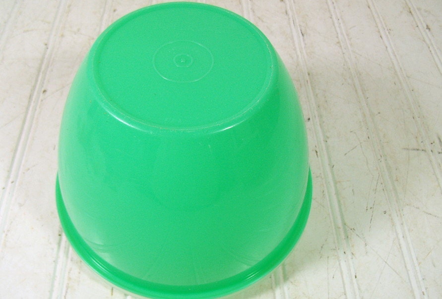 Vintage Green TupperWare Lettuce Crisper Keeper by DivineOrders