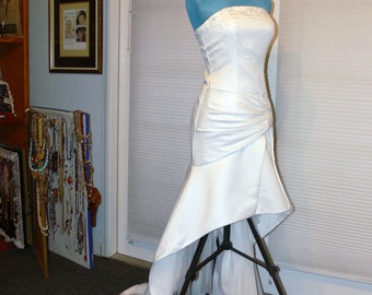 White strapless wedding dress size 6 with beads
