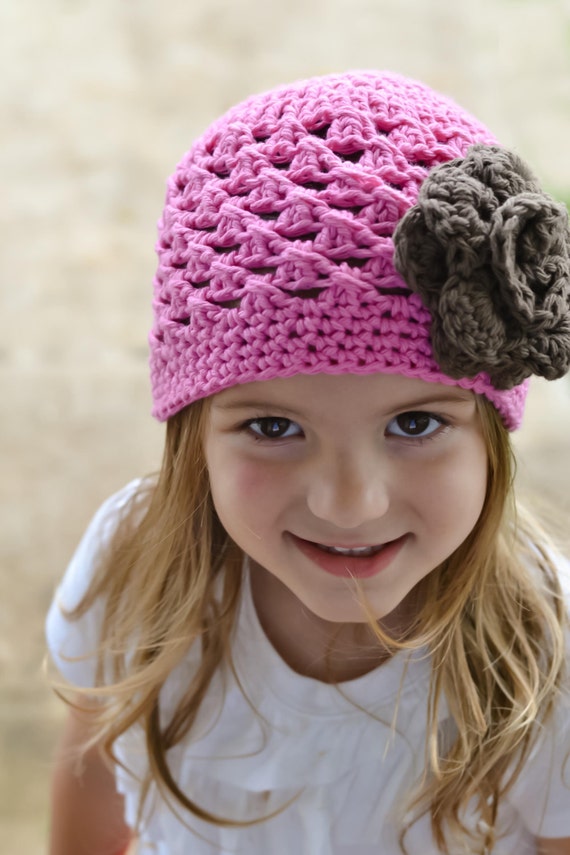 Little hat. Девочка в шапочке. Шапка крючком для девочки. Шапочка для девочки на весну. Вязание спицами шапочки для девочки.