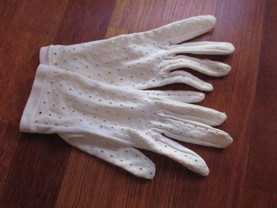Vintage 1950s White Eyelet 2-button Length gloves