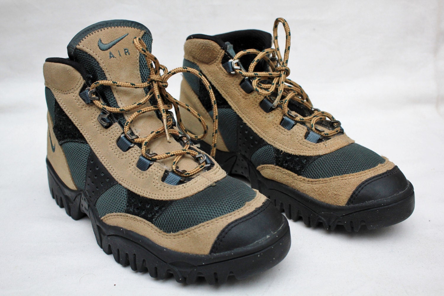 Rare OG  NIKE  ACG   Hiking Boots  Sz 10 Women s  Exclusive 