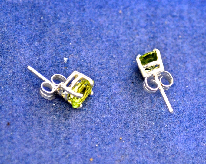 Natural Peridot Studs Earrings, 7x5mm Oval, Set in Sterling Silver E395
