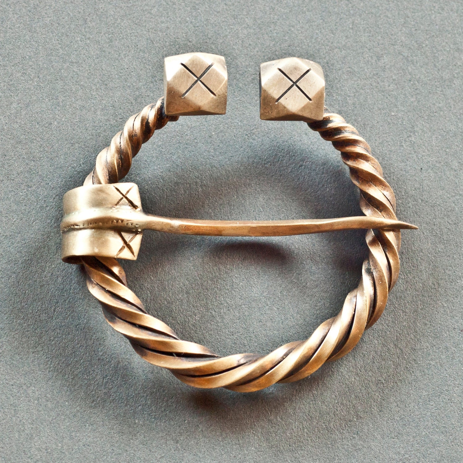 Geometric penannular brooch 1 in bronze