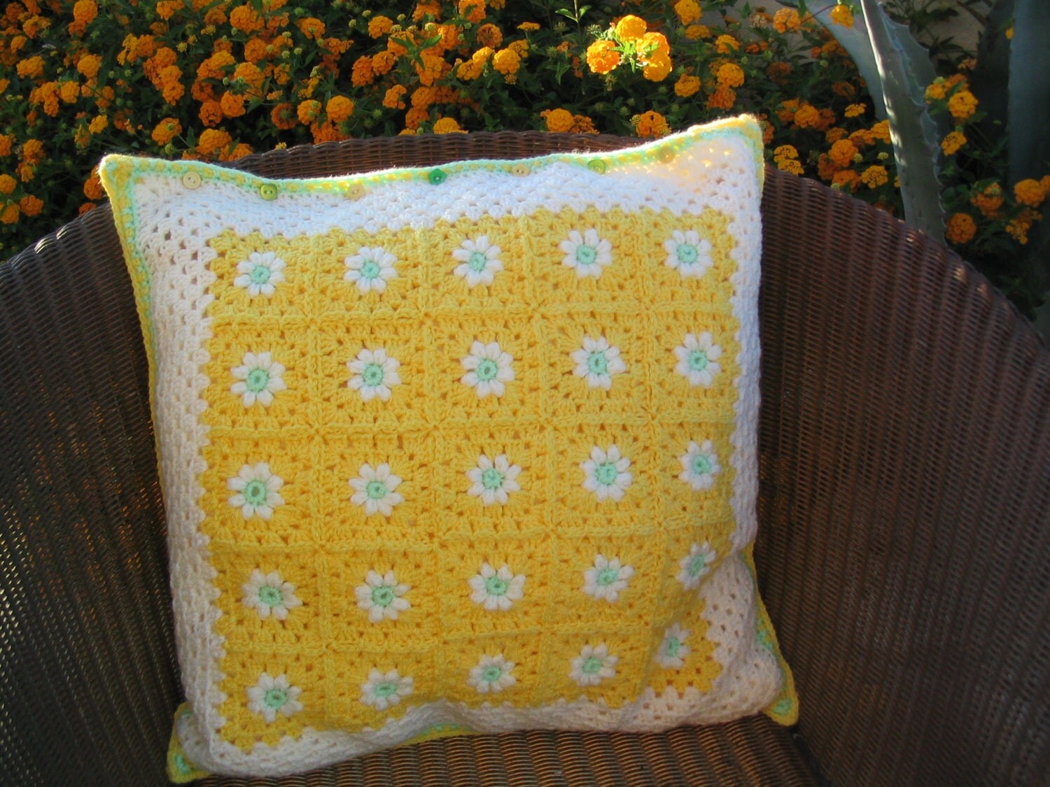 Crochet cushion cover reversible with button opening by DiGreenall