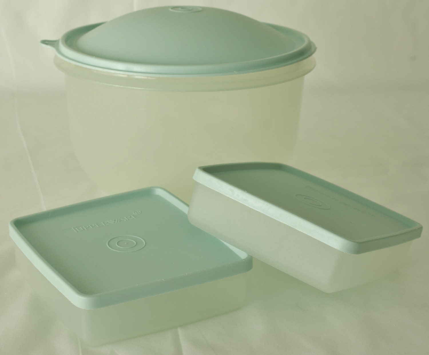 Tupperware Large Lettuce Keeper with insert plus two Square