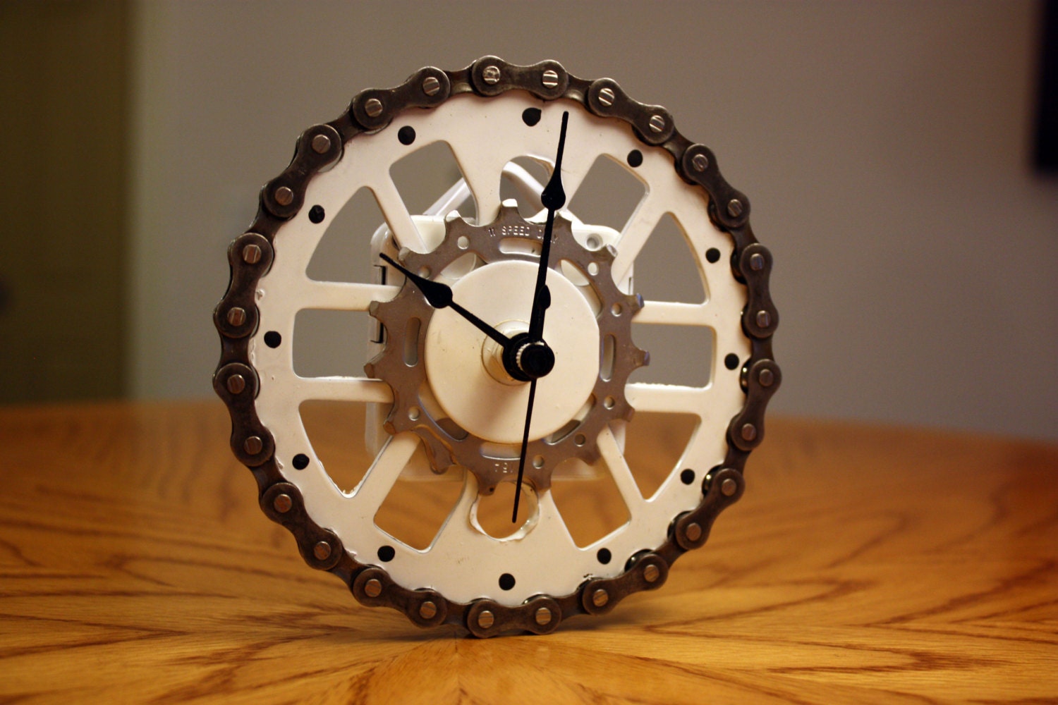 Bicycle gear clock with chain
