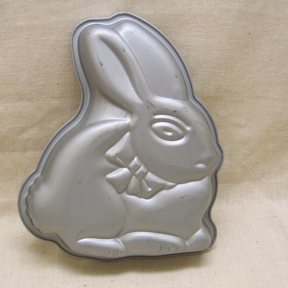 Vintage Non Stick Easter Bunny Rabbit Cake by TommysKitchenstuff