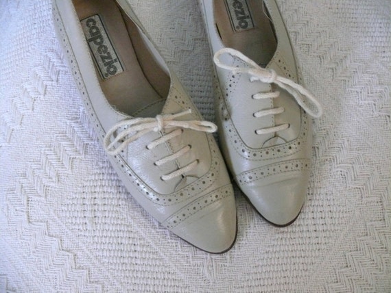 Vintage Shoes /// 1980s Capezio Cream Oxfords by AdelaideHomesewn