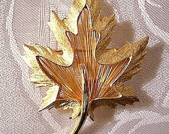 Maple Leaf Ribbed Pin Brooch Gold Tone Vintage Capri Large Wired Brushed Scalloped Edges Raised Layered Curved Stem