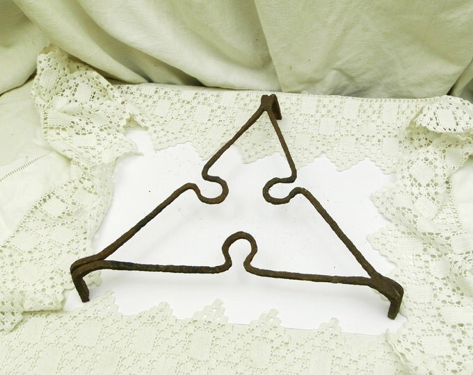 Antique French Hand Forged Iron Triangulaire 3 legged Trivet / Heat Mat / French Country Decor / Primitive Cooking / Blacksmith / Home
