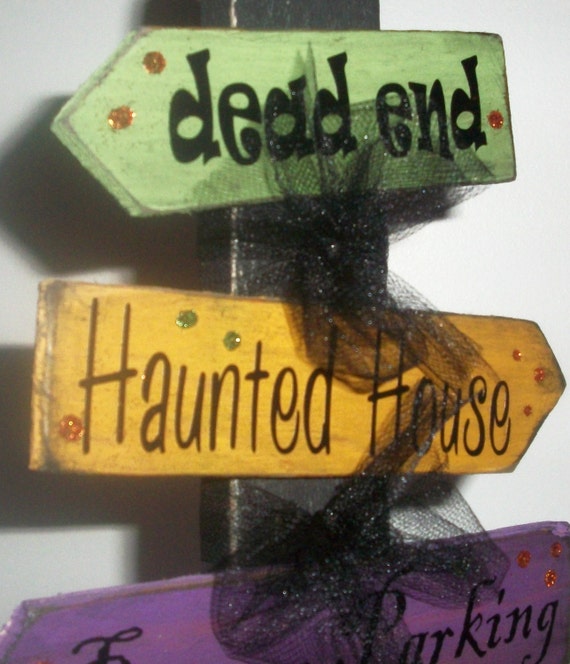 Cute Halloween sign post by JaneleBelle on Etsy