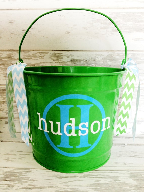 custom 10 QUART bucket with stacked name and initial