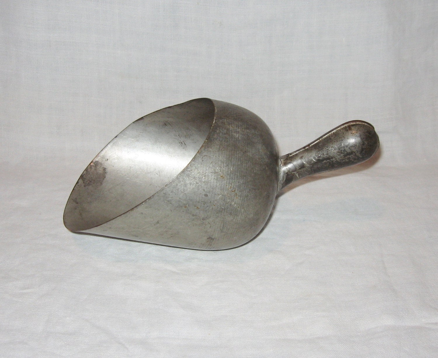 Large Old Vintage Metal SCOOP Country Farm Grain or Feed
