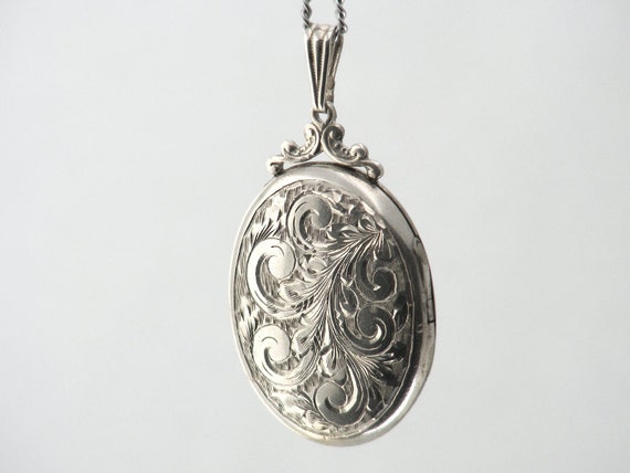 Sterling Silver Vintage Locket / Large Engraved by ClosetGothic