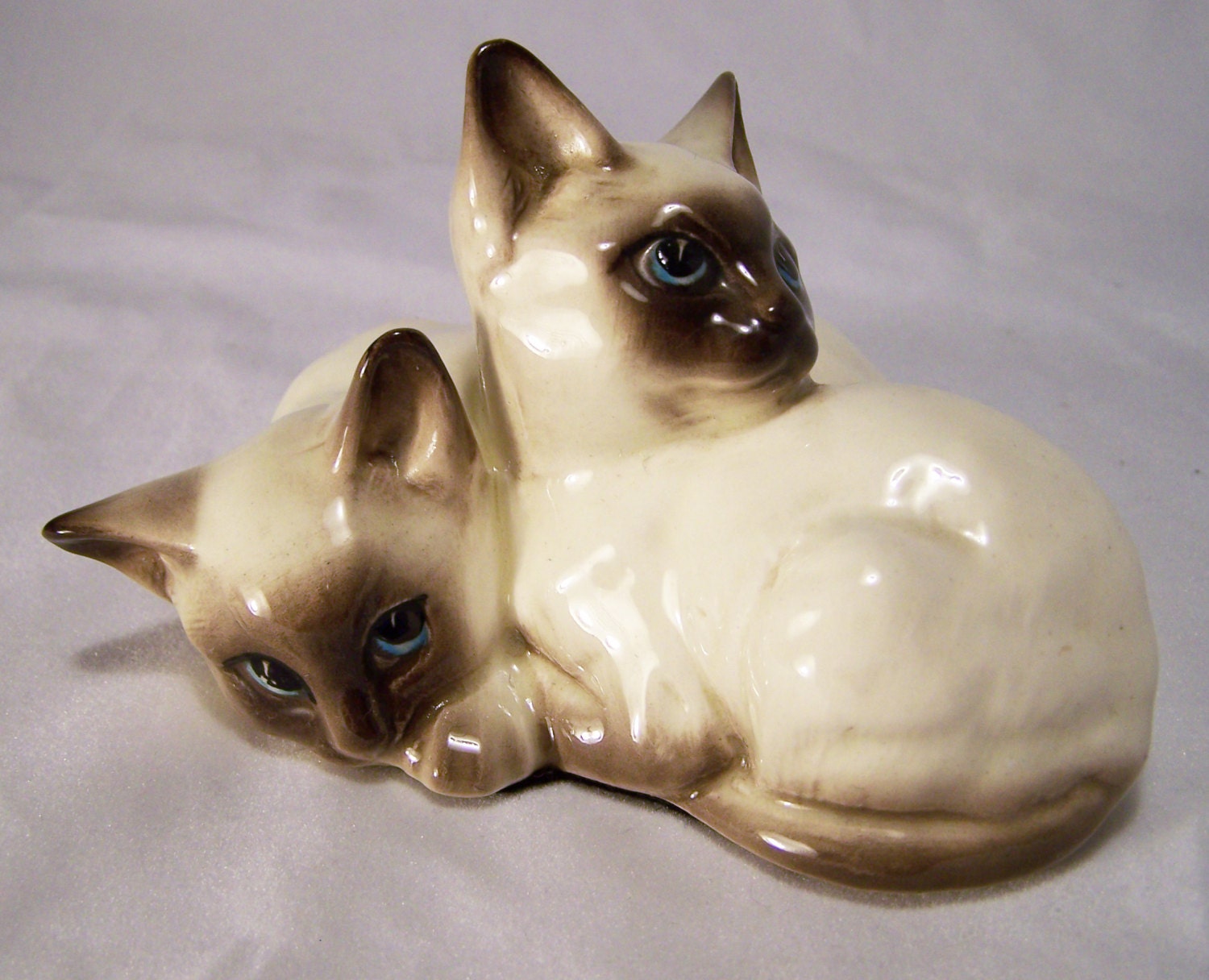 charmstone figurine siamese cat
