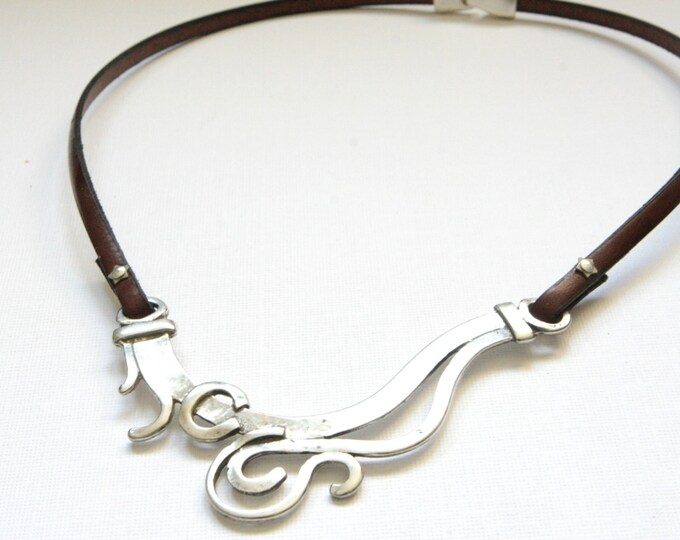 Women Brown Leather Necklace with with silver metalwork star rivet