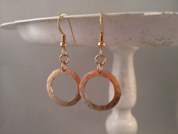 E2463 Hammered Hanging Pearls Stud Earring - Gold Plated