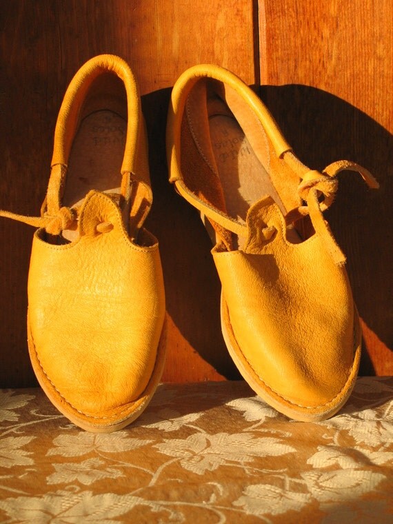 Vintage 'Wild Soles' Natural Tan Deer Skin Shoes by PinkyLaRoux