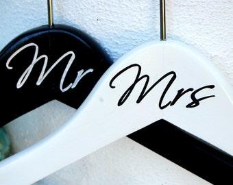 Wedding Shower Gift, Bride Groom Gift Set of 2 Mr and Mrs Hangers, Personalized Hanger Engagement Gift, Custom Hanger Wedding Day Gift Bride