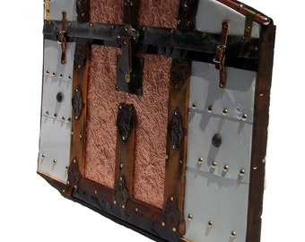 Wall Hanging Trunk Face White/Copper Dome Top