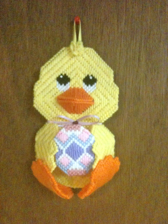 easter-chick-wall-hanging-in-plastic-canvas